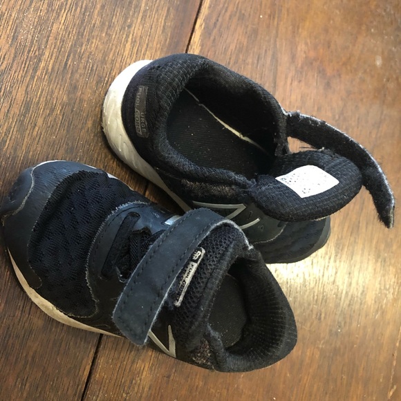 Size 8 Boys Black New Balance Sneakers - Picture 4 of 4